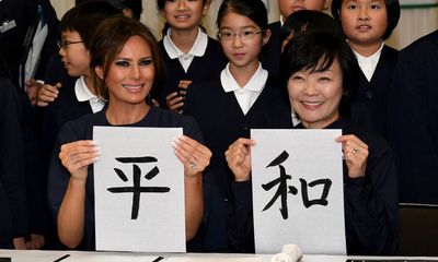 Đệ nhất Phu nhân Mỹ học viết thư pháp ở Nhật Bản
