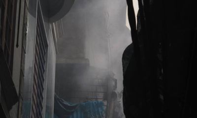 Căn nhà vắng chủ giữa Hà Nội bốc cháy ngùn ngụt, người dân chạy tán loạn