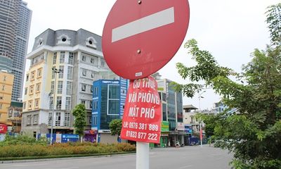 Bất chấp lệnh cấm, quảng cáo rao vặt vẫn nhan nhản khắp phố phường Hà Nội