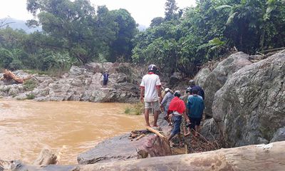 Thi thể nạn nhân vụ sát lở núi trôi từ Quảng Nam sang Quảng Ngãi