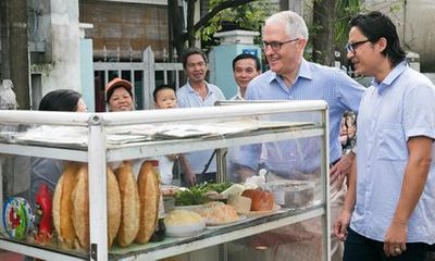 Thủ tướng Australia thưởng thức bánh mì quán vỉa hè Đà Nẵng