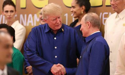 Ông Trump và ông Putin bắt tay nhau tại Hội nghị APEC