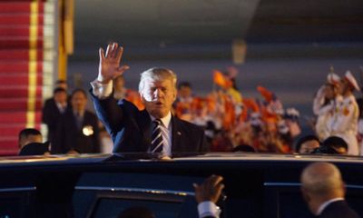 Tổng thống Trump livestream khoảnh khắc đến Hà Nội