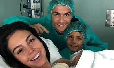Cristiano Ronaldo khoe ảnh con gái vừa chào đời
