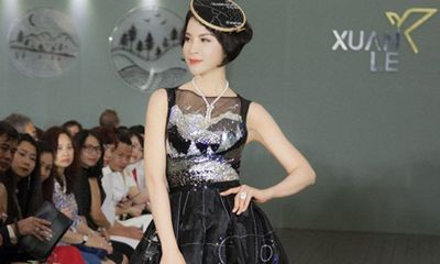 MC Thanh Mai diện váy gắn 20.000 viên đá Swarovski làm vedette show thời trang