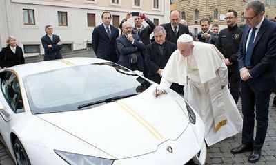 Được tặng siêu xe Lamborghini Huracan, Giáo hoàng Francis đấu giá từ thiện