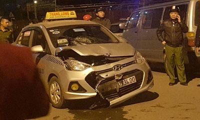 Hà Nội: Xe máy nát bét đầu sau va chạm với taxi, một người thiệt mạng
