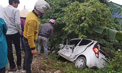 Nam Định: Ô tô bay xa 20m sau cú tông của tàu hỏa