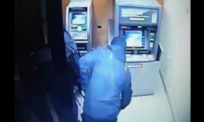Camera ghi hình thanh niên đi xe đạp, phá trụ ATM định trộm tiền