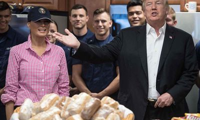 Tổng thống Trump cùng phu nhân phát đồ ăn cho lính Mỹ 