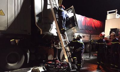 Hà Nội: Xe container tông vào đuôi ôtô tải, 2 người tử vong