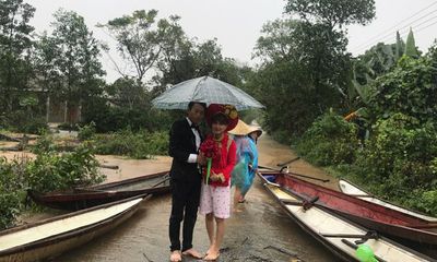 Mưa lũ mặc mưa, cô dâu bất chấp mặc quần cộc lên thuyền hoa