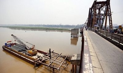 Xác định bom dài 2,5 m dưới gầm cầu Long Biên