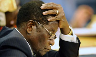 Cựu Tổng thống Zimbabwe bật khóc khi buộc phải chấp nhận từ chức