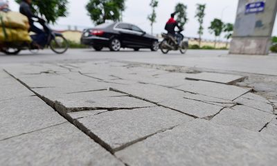 Chủ tịch Nguyễn Đức Chung yêu cầu làm rõ vụ đá lát vỉa hè ‘bền vững 70 năm’ vỡ nát
