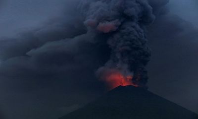 Indonesia tiếp tục đóng cửa sân bay ở Bali do bụi núi lửa 