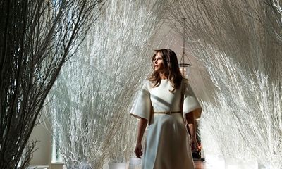 Bà Melania Trump trang hoàng Nhà Trắng lộng lẫy trước Giáng sinh