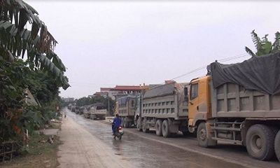 Nho Quan – Ninh Bình: Dân đổ ra đường chặn xe quá tải