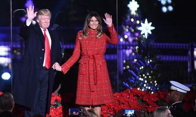 Vợ chồng Tổng thống Trump lần đầu thắp sáng cây thông Giáng sinh ở Nhà Trắng