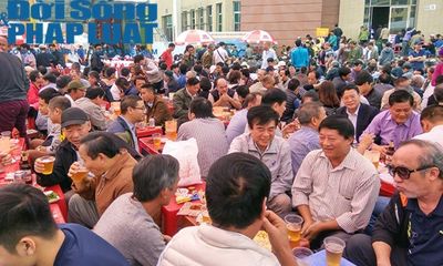 Hàng ngàn người Hà Nội hào hứng tham gia lễ hội bia miễn phí