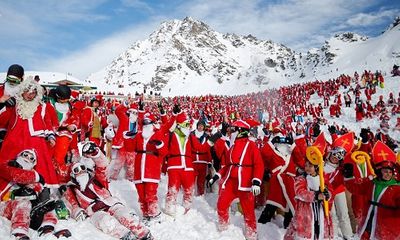 Thụy Sĩ: Hơn 2.000 ông già Noel chơi trượt tuyết vui vẻ ở dãy Alps 