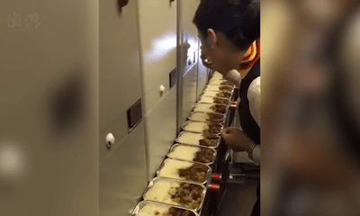 Ăn đồ thừa của khách, nữ tiếp viên Trung quốc bị sa thải