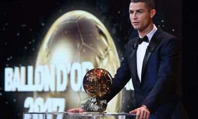 Ronaldo chính thức giành Quả bóng vàng 2017, cân bằng kỷ lục với Messi