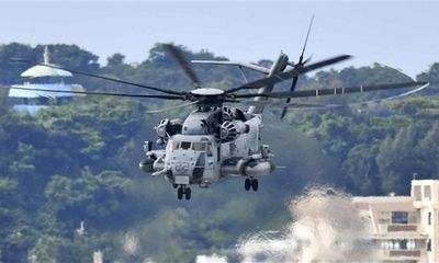 Cửa trực thăng quân sự Mỹ bất ngờ rơi xuống trường học Nhật