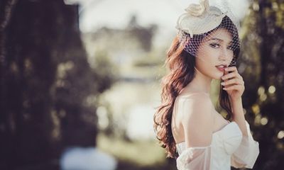 Chế Nguyễn Quỳnh Châu bất ngờ diện váy cưới lộng lẫy gợi cảm
