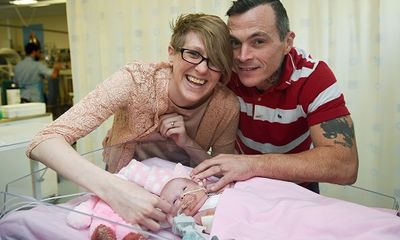 Em bé sinh ra với trái tim bên ngoài cơ thể sống sót kỳ diệu ở Anh