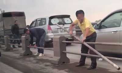 Video: Hàng loạt tài xế ô tô tháo barie trên cầu Thanh Trì