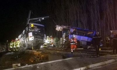 Tàu hỏa cắt đôi xe buýt ở Pháp, 4 học sinh thiệt mạng