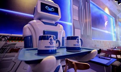 Chú robot bồi bàn ở quán cà phê Hà Nội phục vụ thế nào?