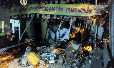 Giữa đêm, ô tô tải tông sập tường ngôi chùa ở TP. HCM