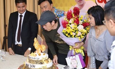 Hoài Linh bất ngờ được tổ chức sinh nhật sớm ngay tại họp báo