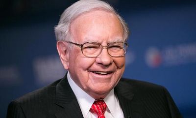 Cổ phiếu công ty của Warren Buffett tăng kỷ lục lên mốc 300.000 USD