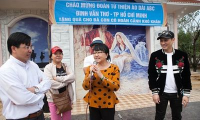 Hương Lan, Nguyên Vũ chia sẻ khó khăn với bà con miền Trung
