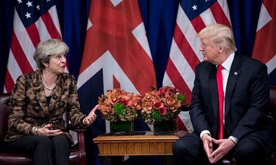 Tổng thống Mỹ và Thủ tướng Anh điện đàm sau tranh cãi nảy lửa trên Twitter