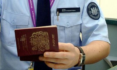 Thực hư Anh chi hơn 14.000 tỷ để đổi màu hộ chiếu sau Brexit