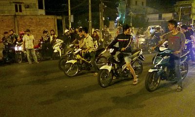 Cảnh sát ngăn chặn 100 thanh niên định tổ chức đua xe đêm Noel