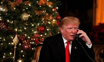 Ông bà Trump trò chuyện qua điện thoại với trẻ em trong đêm Giáng sinh