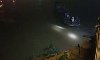 2 bác sĩ tử vong trong xe ô tô chìm dưới sông Hồng