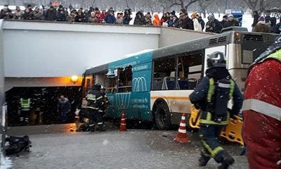 Xe buýt lao vào hầm đi bộ tại Moscow, 15 người thương vong
