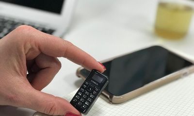 Ngắm chiếc điện thoại di động nhỏ nhất thế giới bé bằng ngón tay