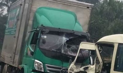 Ô tô tải đấu đầu xe khách, nhiều người bị thương