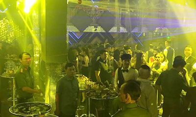 Cảnh sát bao vây 2 quán bar Sài Gòn, hàng trăm người chạy nháo nhào