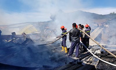 Hỏa hoạn thiêu rụi 4 căn nhà trong một gia đình