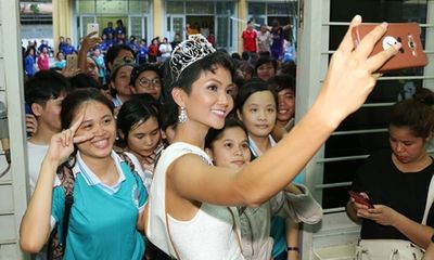 Hoa hậu H'hen Niê trở về thăm trường cũ