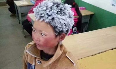 Cậu bé 8 tuổi bị đóng băng tóc và lông mày khi đi bộ gần 5 km đến trường để thi