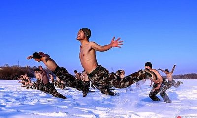 Lính Trung Quốc cởi trần giữa trời -30 độ C